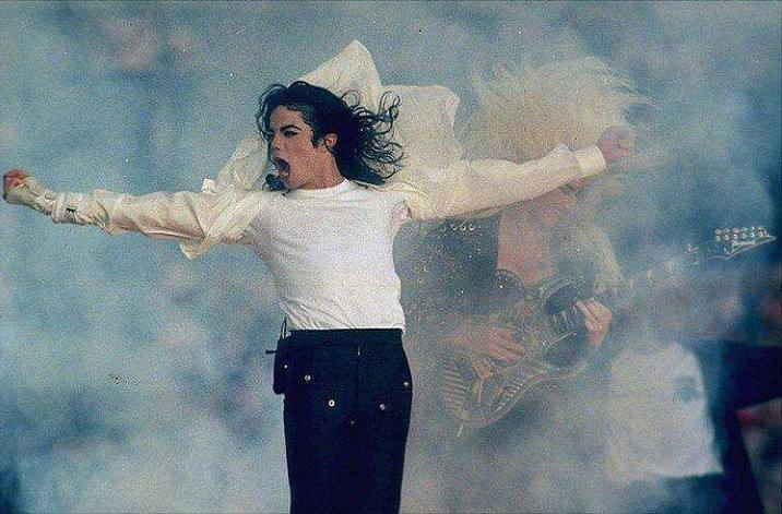 迈克尔杰克逊英文传记_迈克杰克逊音乐成就_迈克尔杰克逊是美国历史上最著名的音乐家之一英语